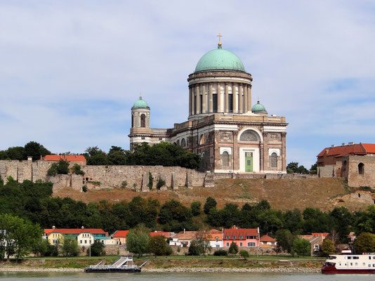 Basilika Esztergom von Sturovo aus gesehen zeigt die Westfassade