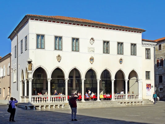 Gebäude im venezianischen Stil - der Löwe an der Fassade der Loggia hält ein geschlossenes Buch in seinen Pranken - im Kaffeehaus saß auch gerne der französische Dichter Stendhal - auch eine Galerie befindet sich in diesem Gebäude