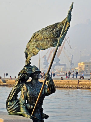 Soldat mit der Flagge von Triest