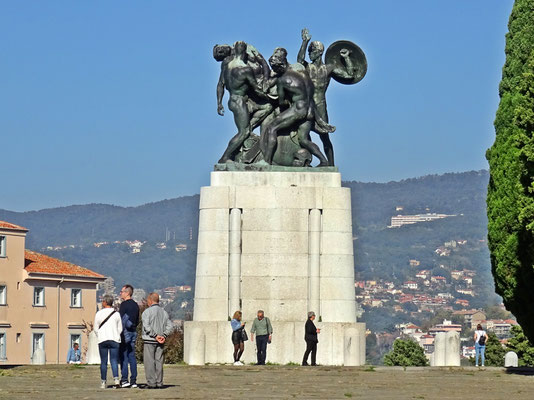 Denkmal für die Gefallenen des Ersten Weltkrieges - unter den Stufen ruhen die Gebeine von vielen Gefallenen