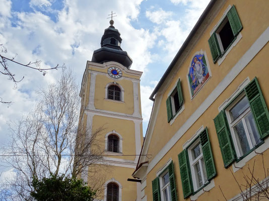 die Pfarrkirche ist der Hl. Margaretha von Antiochien geweiht und wahrscheinlich schon 1130 von Walther von der Traisen errichtet. Erstmals urkundlich erwähnt wurde die Kirche 1170 als Mutterpfarre von Ebersdorf und Limbach.