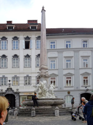 Brunnen der drei Flüsse des Landes Krain am Rande des Stadtplatzes (Mestni trg), auch unter "Robba-Brunnen" bekannt - ist eines der bekanntesten Barockdenkmäler in Ljubljana