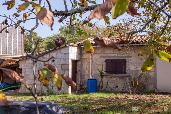 6 Habitat vernaculaire à proximité de la construction contemporaine. Avenue de Moutille, Cénac, Gironde. 16/11/2017