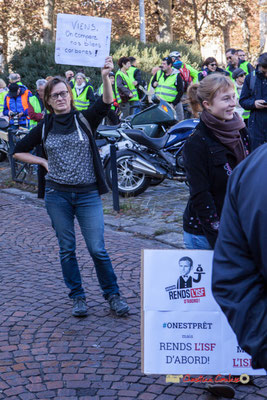 "#OnEstPret" mais Macron rends l'I.S.F. d'abord" Manifestation nationale des gilets jaunes. Place de la République, Bordeaux. Samedi 17 novembre 2018