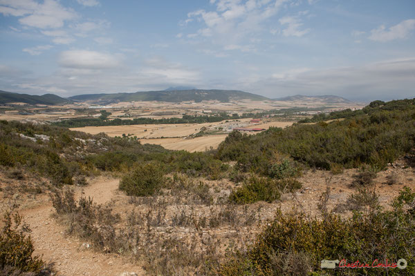 A l'Ouest nous distinguons la pointe caractéristique de Higa (mamelon à gauche) qui domine Pampelune, et la Peña Izaga beaucoup plus proche de nous, masquée par les nuages. Et Lumbier.