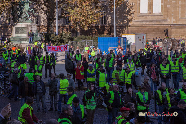 "Macro" Manifestation nationale des gilets jaunes. Place de la République, Bordeaux. Samedi 17 novembre 2018