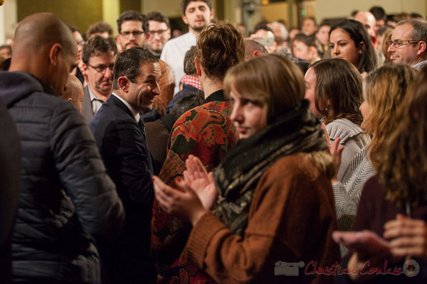 2 Sollicité de toute part, Benoît Hamon réponds à chacun. Théâtre Fémina, Bordeaux. #benoithamon2017