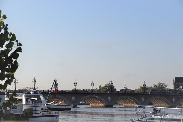 Mini-croisière sur la Garonne, Bordeaux-Lormont aller-retour en BAT3. Bordeaux port de la Lune. Photographie © Karine Jourdan