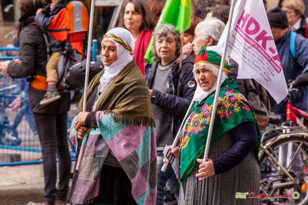 11h03 Femmes en costume traditionnel. Parti démocratique populaire turque, issu du Congrès démocratique populaire (Halkların Demokratik Kongresi, HDK). Place Gambetta, Bordeaux. 01/05/2018