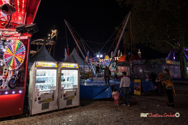 "Allez mon fil n'est pas peur, papa est là" Au fil des allées de la Foire aux plaisirs. Bordeaux, mercredi 17 octobre 2018. Reproduction interdite - Tous droits réservés © Christian Coulais