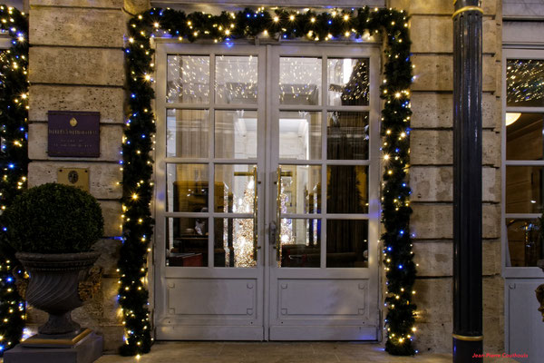 Illuminations de Noël, place de la Comédie et ses environs. Mercredi 16 décembre 2020. Photographie © Jean-Pierre Couthouis
