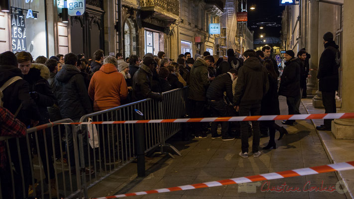 Dès 18h30, la foule s'amasse devant le Fémina pour assister à la réunion électorale de Benoît Hamon. Bordeaux. 3