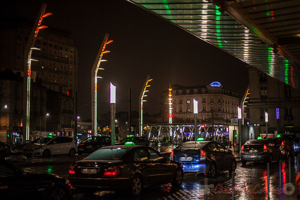 Extérieur nuit, attente des taxis, aile "Sortie" de la Gare Saint-Jean, Bordeaux