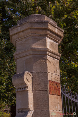 Détail du pilier du portail du domaine Raffy. Avenue de Bordeaux, Cénac, Gironde. 16/10/2017