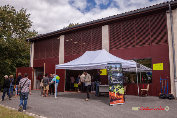 Accueil des visiteurs. Pique-nique vigneron avec Nicolas Saez Quartet, Festival JAZZ360 2019, Château Duplessy, Cénac, lundi 10 juin 2019