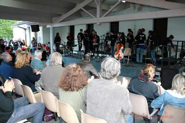 Applaudissement du public. Big Band Jazz du Collège Eléonore de Provence, de Monségur (promotion 2010). Festival JAZZ360 2010, Cénac. 12/05/2010