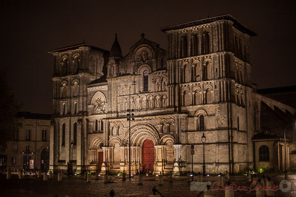 Bien que l'abbaye ait été fondée au VIIème s., l'église Sainte-Croix-de-Bordeaux ne fut construite que vers la fin du XIème s. et au début du XIIème s., avec une façade de style roman saintongeais.