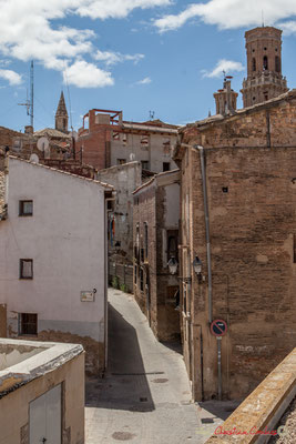 Ruelle dans le quartier historique /  Calle estrecha en el distrito histórico, Tudela, Navarra