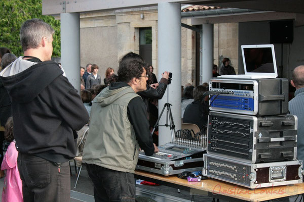 Les techniciens de la sonorisation. Big Band Jazz du Collège Eléonore de Provence, de Monségur (promotion 2010). Festival JAZZ360 2010, Cénac. 12/05/2010