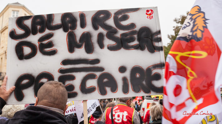 "Salaire de misère = précaire" Manifestation intersyndicale, Bordeaux, mardi 5 octobre 2021. Photographie © Christian Coulais