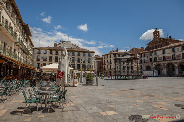 Plaza de Los Fueros. La dénommée Plaza Nueva fut construite entre 1687 et 1691, à l'extérieur de l'enceinte médiévale, au dessus du lit du Queiles. Tudela, Navarra