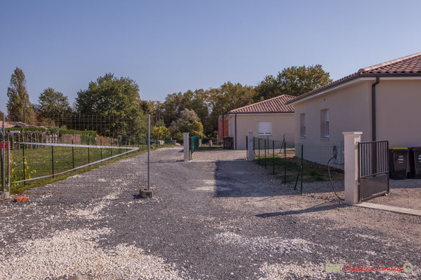 5 Constructions contemporaines, côté est. Allée du Cloutet, Cénac, Gironde. 16/10/2017