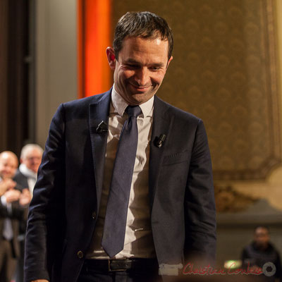 Benoît Hamon descend de scène pour retrouver son public. Théâtre Fémina, Bordeaux. #benoithamon2017