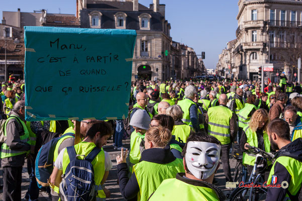 "Manu, c'est à partir de quant que ça ruisselle ?" Manifestation nationale des gilets jaunes. Place de la Victoire, Bordeaux. Samedi 17 novembre 2018