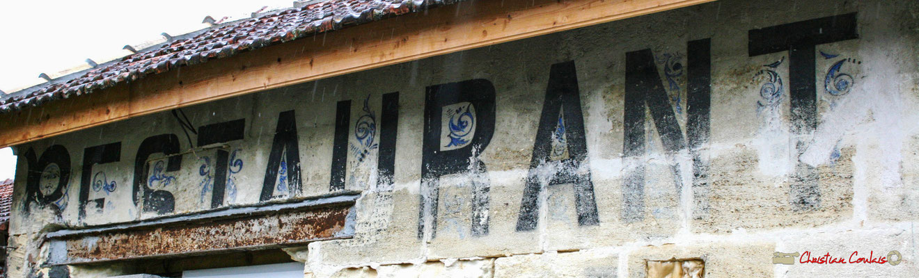 Ancien restaurant de la gare de Citon-Cénac en cours de réhabilitation. Cénac, 21/12/2009