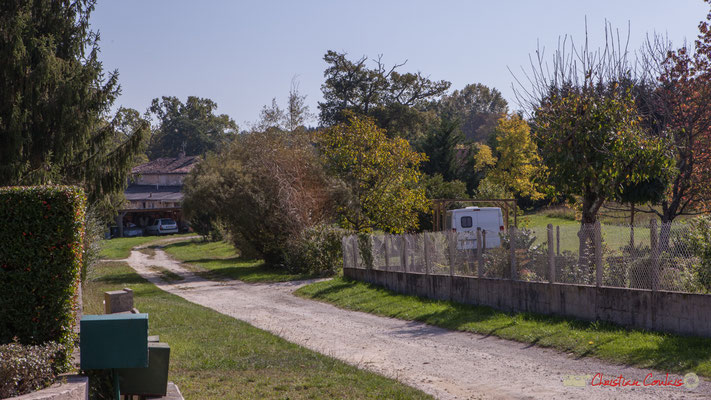 Au fond, les anciens bâtiments agricole du domaine de Gratian. Avenue du bois du moulin, Cénac, Gironde. 16/10/2017