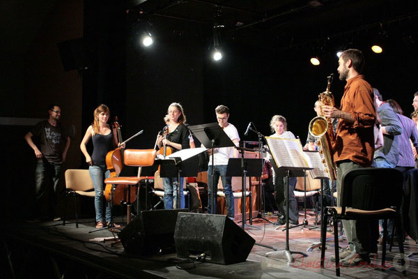 Applaudissements chaleureux du publics pour ces musiciennes, musiciens du Big Band du Conservatoire Jacques Thibaud, section MAA-Jazz. Festival JAZZ360 2011, Cénac. 03/06/2011