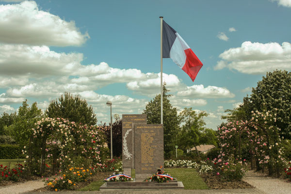 Monument aux morts, square de la roseraie, allées des éoliers. Hommages et commémoration de l'Armistice du 8 mai 1945 à Cénac, ce dimanche 8 mai 2011.