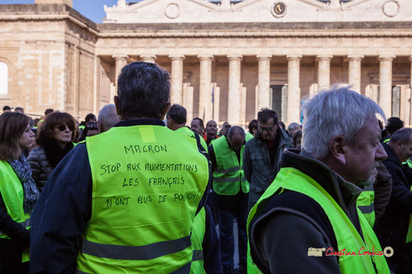 "Macron stop aux argumentations, les français n'ont plus de pognon" Manifestation nationale des gilets jaunes. Place de la République, Bordeaux. Samedi 17 novembre 2018