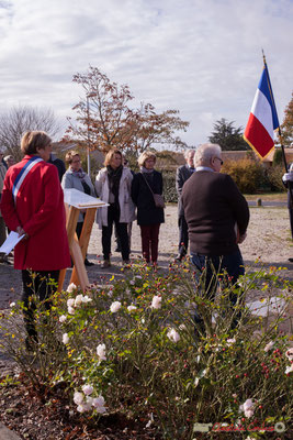 Lecture des noms des soldats "Morts pour la France" par Christiane Darriet, Claude Hélié, Michèle Pointet. Commémoration du 11 novembre 1918, Cénac. 11/11/2017