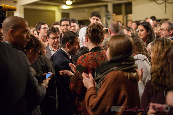 1 Sollicité de toute part, Benoît Hamon réponds à chacun. Théâtre Fémina, Bordeaux. #benoithamon2017