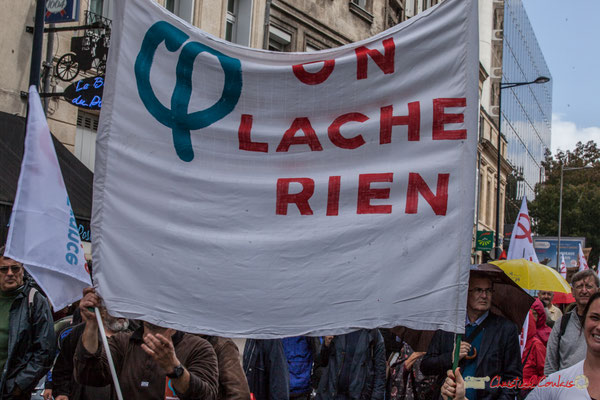 "On lâche rien" (surtout quant on est porte-bannière) Manifestation contre la réforme du code du travail. Rue Georges Bonnac, Bordeaux, 12/09/2017