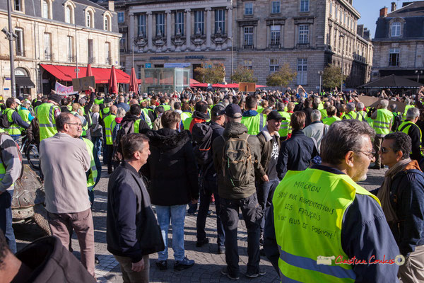 Minute de silence en l'honneur de la policière Maggy Biskupski, l’une des porte-voix du malaise des policiers après l’attaque de Viry-Châtillon, suicidée et d'une manifestante écrasée en Savoie. Bordeaux, 17/11/2018