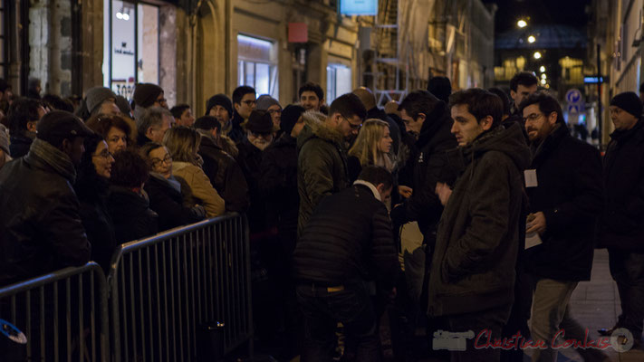 Dès 18h30, la foule s'amasse devant le Fémina pour assister à la réunion électorale de Benoît Hamon. Bordeaux. 2