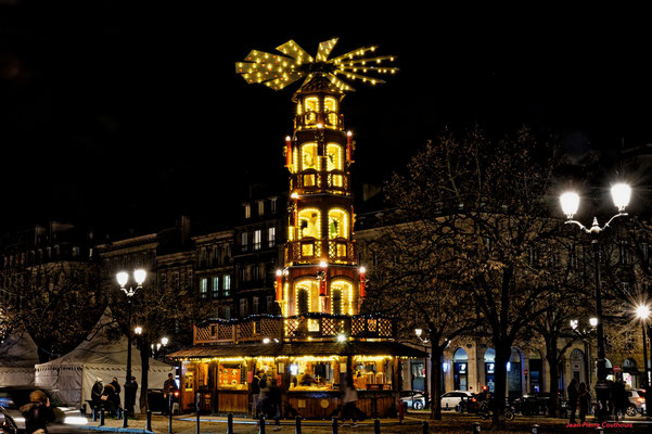 Illuminations de Noël, place de la Comédie et ses environs. Mercredi 16 décembre 2020. Photographie © Jean-Pierre Couthouis