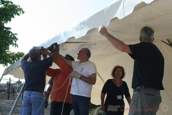 Installation des tentes par les bénévoles. Festival JAZZ360 2011, Les coulisses du Festival à Cénac. 03/06/2011