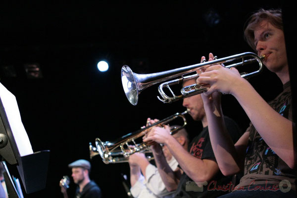 Ligne de trompettistes, Big Band du Conservatoire Jacques Thibaud, section MAA-Jazz. Festival JAZZ360 2011, Cénac. 03/06/2011