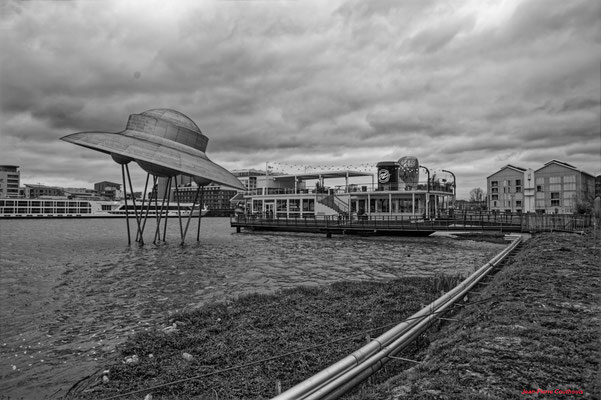 16h03. Autour du bassin à flot N°1, Bordeaux. Mardi 27 février 2024. Photographie 16mm © Jean-Pierre Couthouis