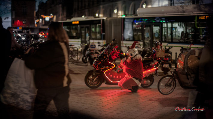"P'tain le père Noël en scoot !" place Gambetta, Bordeaux. Samedi 18 décembre 2021. Photographie © Christian Coulais