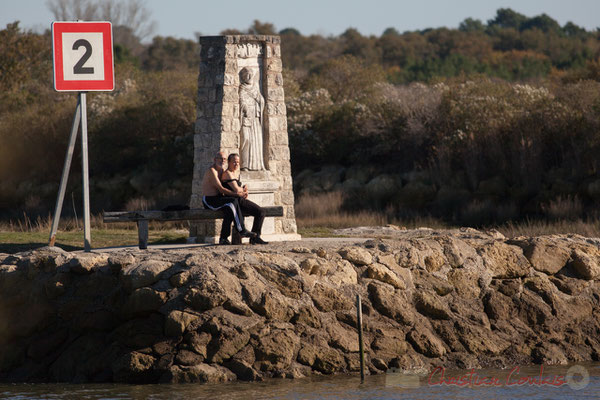 Couple assi à l'entrée du chenal du port d'Audenge, Domaine de Graveyron, espace naturel sensible de Gironde