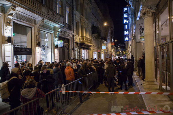 Dès 18h30, la foule s'amasse devant le Fémina pour assister à la réunion électorale de Benoît Hamon. Bordeaux. 1