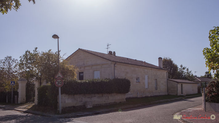 Au centre l'ancienne école des filles, à droite avenue de Guyenne, à gauche avenue de Moutille, Cénac, Gironde. 16/10/2017