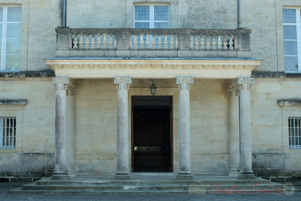 Colonnade de l'entrée du Château de Latresne