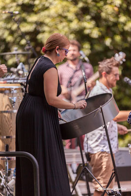 Chloé Martineau, steeldrum / Concert d'Opsa Dehëli, Aérocampus / Château de Latresne, Ouvre la Voix fête ses 20 ans. Dimanche 4 septembre 2022. Photographie © Christian Coulais