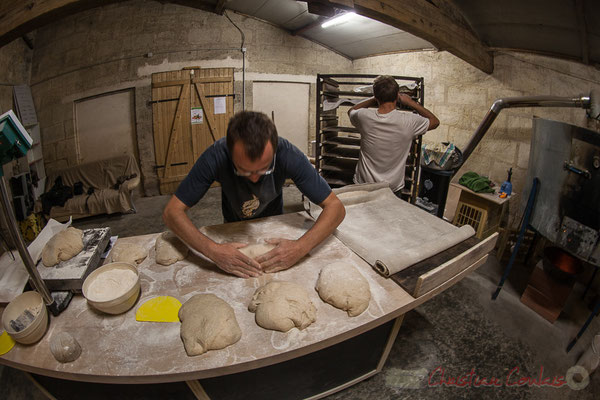 Façonnage du pain au sésame, Ferme du petit baron "Videau" Baron; jeudi 24 septembre 2015