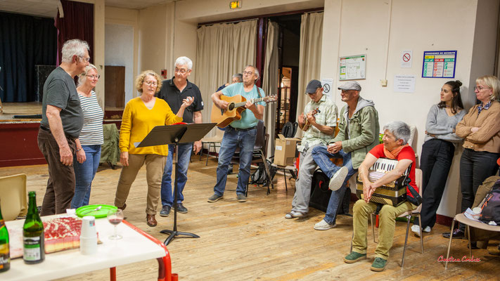 Les Choraleurs invitent Nathalie Aubin à fêter ses 60èmes arpèges. Lundi 15 mai 2023, Quinsac. Photographie © Christian Coulais